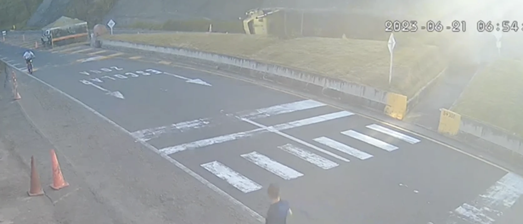 Momento exacto de volcamiento de tractocamion que dejo a dos personas heridas en la vía Pamplona Cúcuta