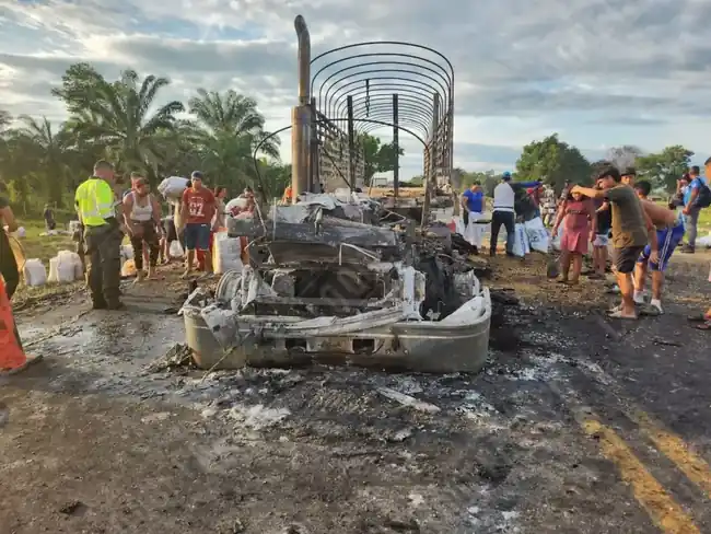 Motociclista murió calcinado tras chocar con tractocamion - imagen 2