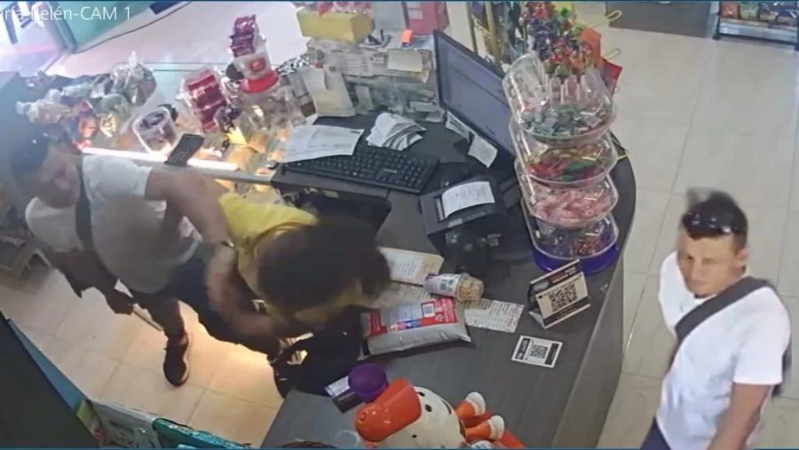 Video: Mientras la amenazaba con una filosa varilla mujer evito robo en Bucaramanga