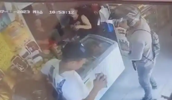 Delincuentes encañonaron a victima para robarle lo que tenia