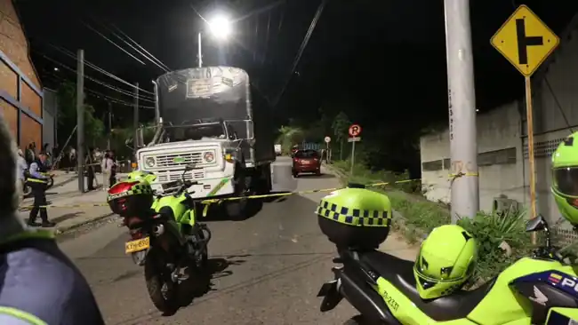 Por intentar adelantar un camión, Jose perdió la vida en Bucaramanga - imagen 2