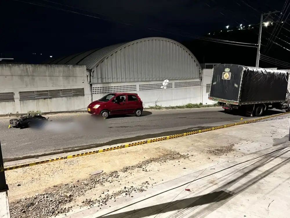 Por intentar adelantar un camión, Jose perdió la vida en Bucaramanga - imagen 3