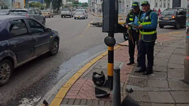 Motociclista murió al chocar con un semáforo en la carrera 27 en  la mañana de este miércoles