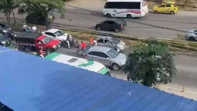 Video: conductores comienzan una riña luego de accidentarse