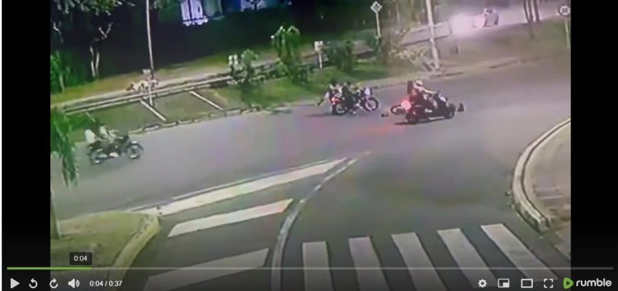 Video: no fue un accidente, motociclista fue perseguido, golpeado y hasta le robaron el celular