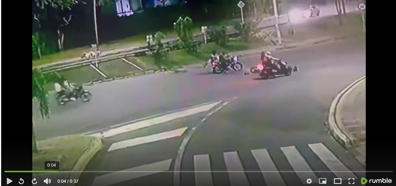 Video: no fue un accidente, motociclista fue perseguido, golpeado y hasta le robaron el celular