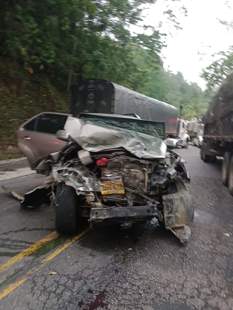 Tractocamión no invadió el carril, camioneta se estrelló de frente - imagen 2