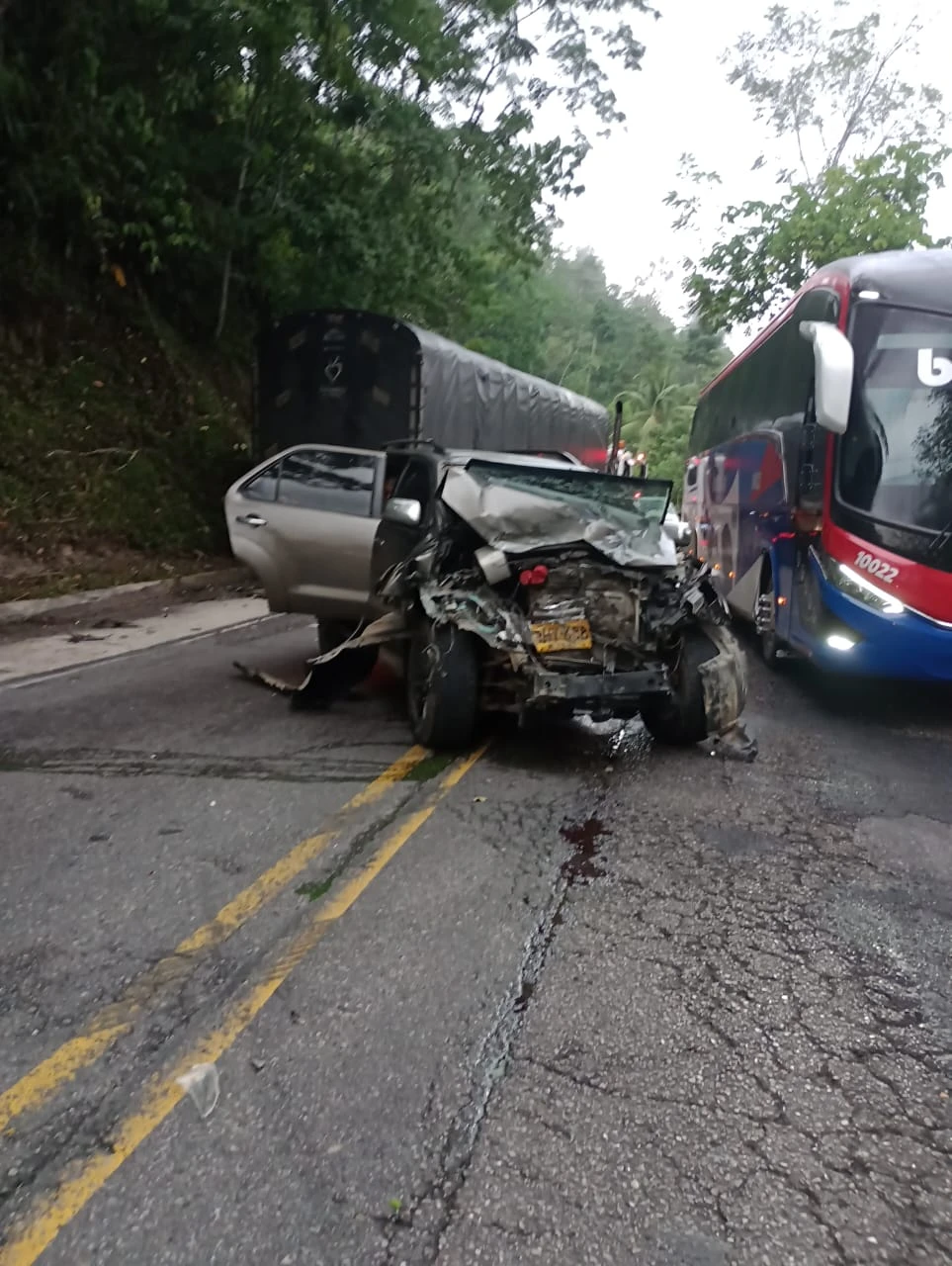 Tractocamión no invadió el carril, camioneta se estrelló de frente - imagen 3