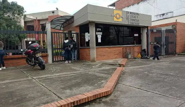 Mujer murió al estrellarse con un árbol en Floridablanca