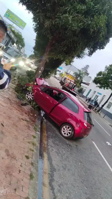 Extranjero Sufrió Brutal Choque en la Carrera 27.