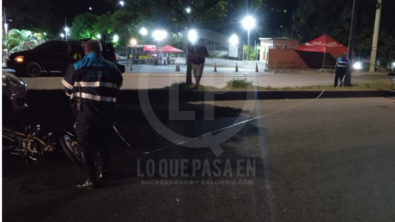 Ladrones de Carteras en Moto Desencadenan Accidente Múltiple en Bucaramanga: Dos Mujeres Heridas - imagen 2