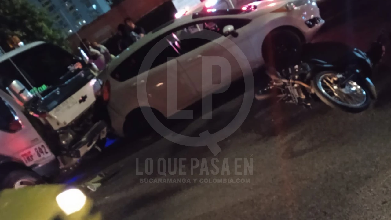 Ladrones de Carteras en Moto Desencadenan Accidente Múltiple en Bucaramanga: Dos Mujeres Heridas - imagen 3