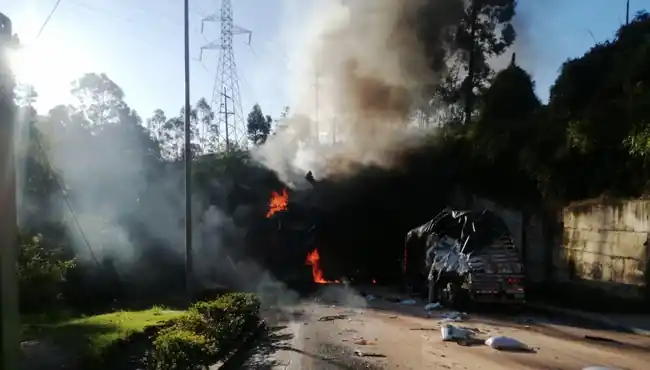 Fatídico accidente en La Línea: Dos Muertos y una Explosión en el Túnel Los Azulejos - imagen 3