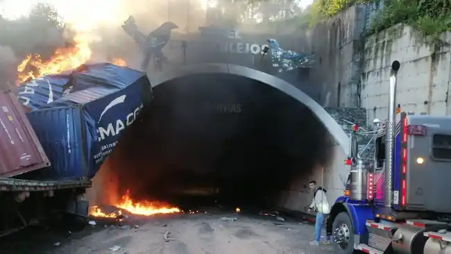 Fatídico accidente en La Línea: Dos Muertos y una Explosión en el Túnel Los Azulejos - imagen 4