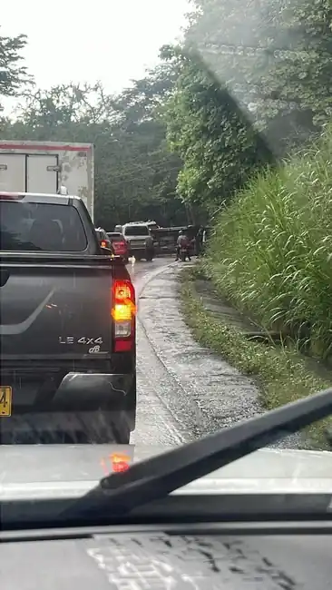 Tragedia en vías de Santander:  Un muerto y dos heridos tras el volcamiento de una camioneta - imagen 2