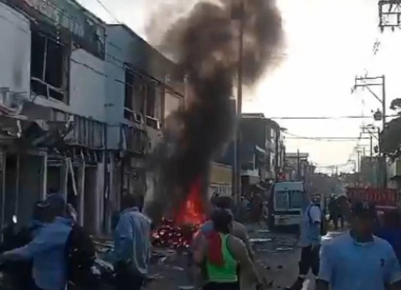 Explosión de Moto Bomba Deja Dos Policías y Varios Civiles Heridos - imagen 2
