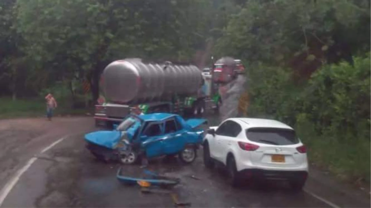 Brutal choque múltiple en la vía Rionegro - El Playón dejó la vía paralizada - imagen 2