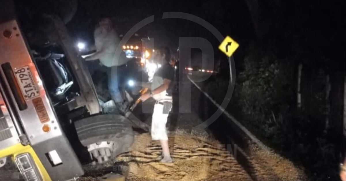 Caos en la vía hacia la Costa Atlántica: Tractocamión cargado de maíz se volcó en El Playón, Santander - imagen 2
