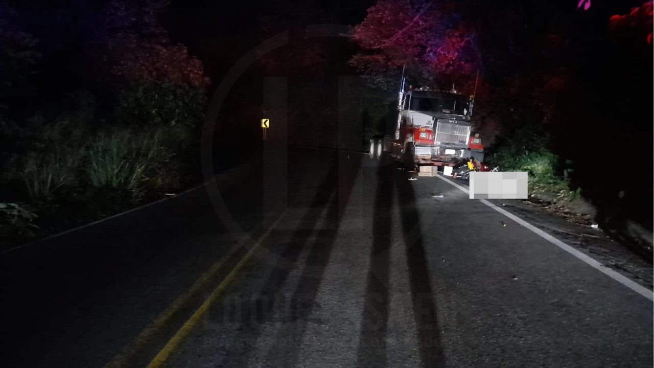 Un motociclista muerto y una mujer herida, el saldo de un trágico accidente de tránsito en la vía Bucaramanga-San Alberto