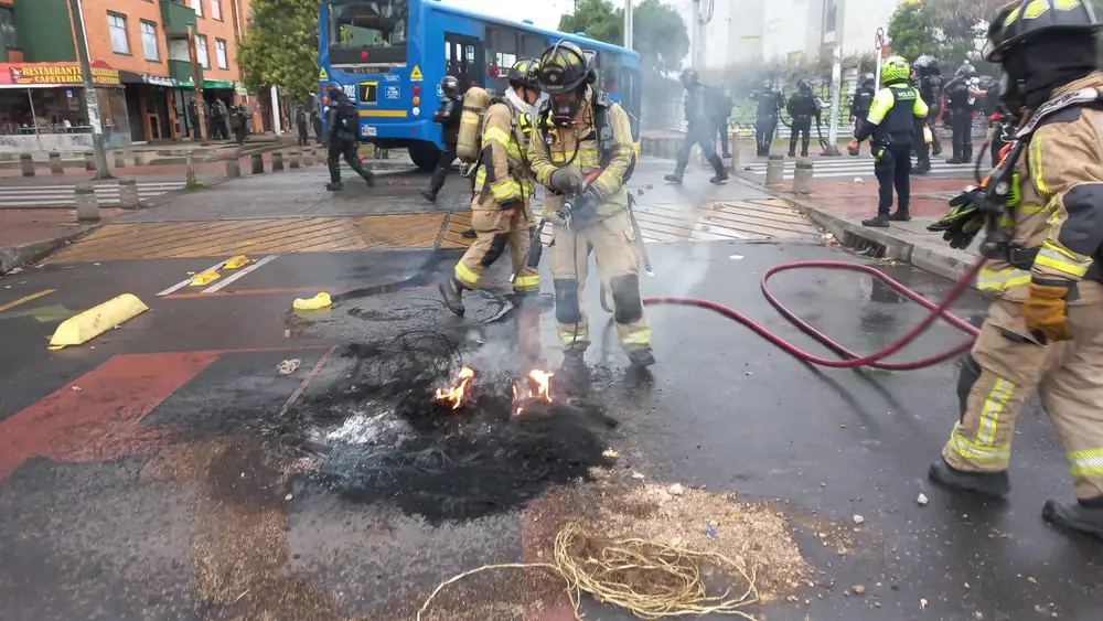 ATENCIÓN: Encapuchados vandalizaron y quemaron buses del SITP durante bloqueos en la Universidad Distrital de Bosa, en Bogotá - imagen 2