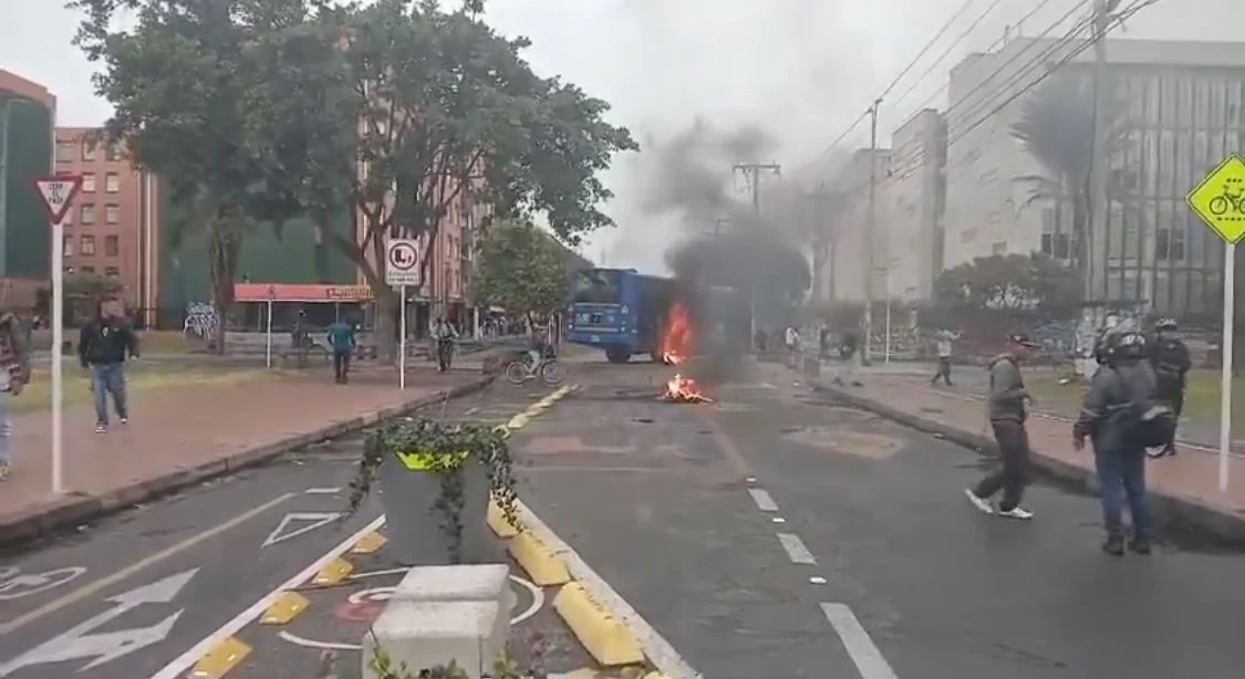 ATENCIÓN: Encapuchados vandalizaron y quemaron buses del SITP durante bloqueos en la Universidad Distrital de Bosa, en Bogotá - imagen 3