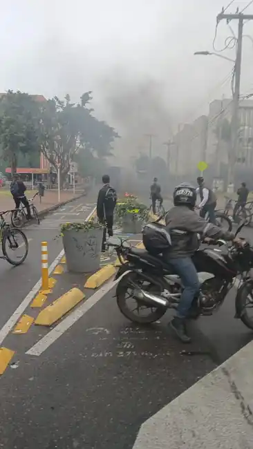 ATENCIÓN: Encapuchados vandalizaron y quemaron buses del SITP durante bloqueos en la Universidad Distrital de Bosa, en Bogotá - imagen 4