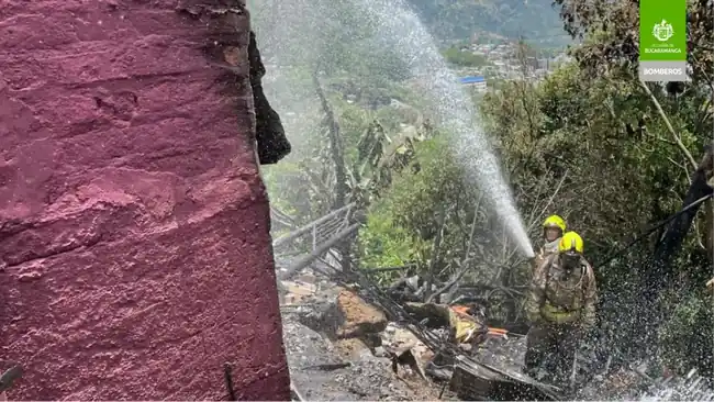 Incendio arrasó con tres viviendas en Bucaramanga. La emergencia al parecer fue provocada - imagen 2