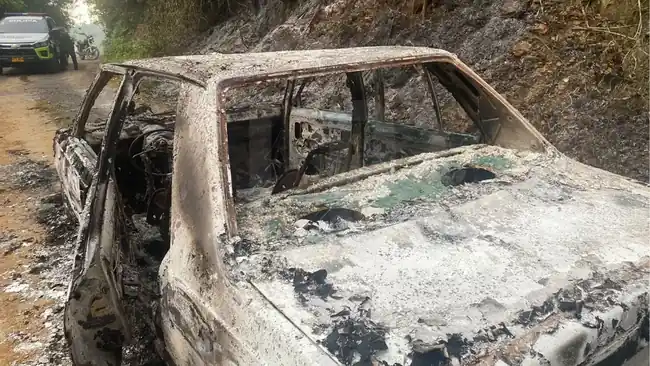 Comerciante fue brutalmente golpeado, atado y robado y su carro incendiado por hombres armados en zona rural de Lebrija - imagen 2