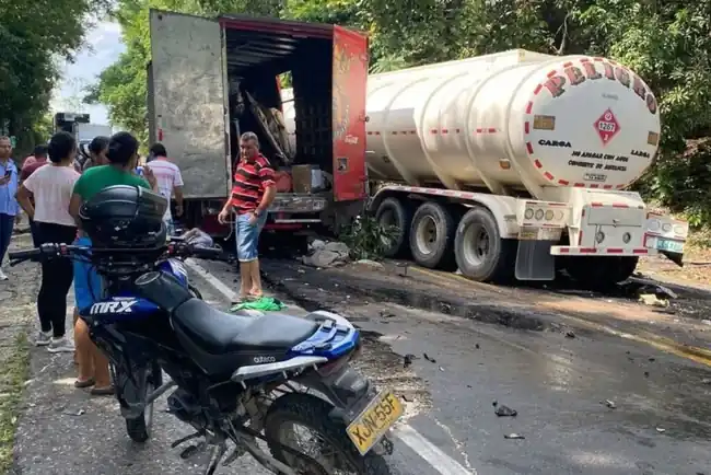 Un muerto y dos heridos tras brutal choque de una turbo con un camión cisterna en la vía La Lizama – Sabana de Torres. - imagen 2