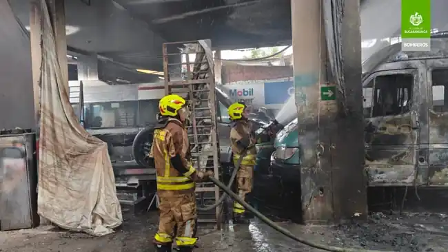 Voraz incendio arrasó con dos busetas de la empresa Cotaxi en un taller en el barrio San Francisco - imagen 2