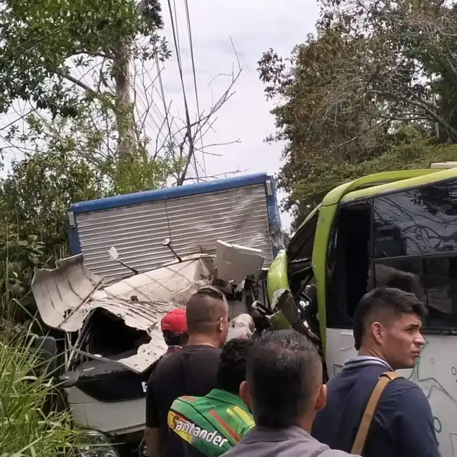 Murió José Alexander Torres, el conductor del furgón que chocó con buseta Flotax en el sector de Tres Esquinas - imagen 2