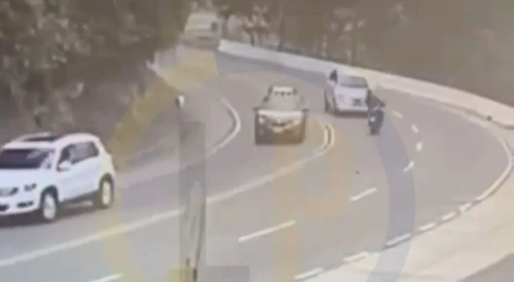 Accidente en El Rincón Veleño: Motociclista Sufre Graves Lesiones y Solicita Ayuda Para Identificar Vehículo Implicado