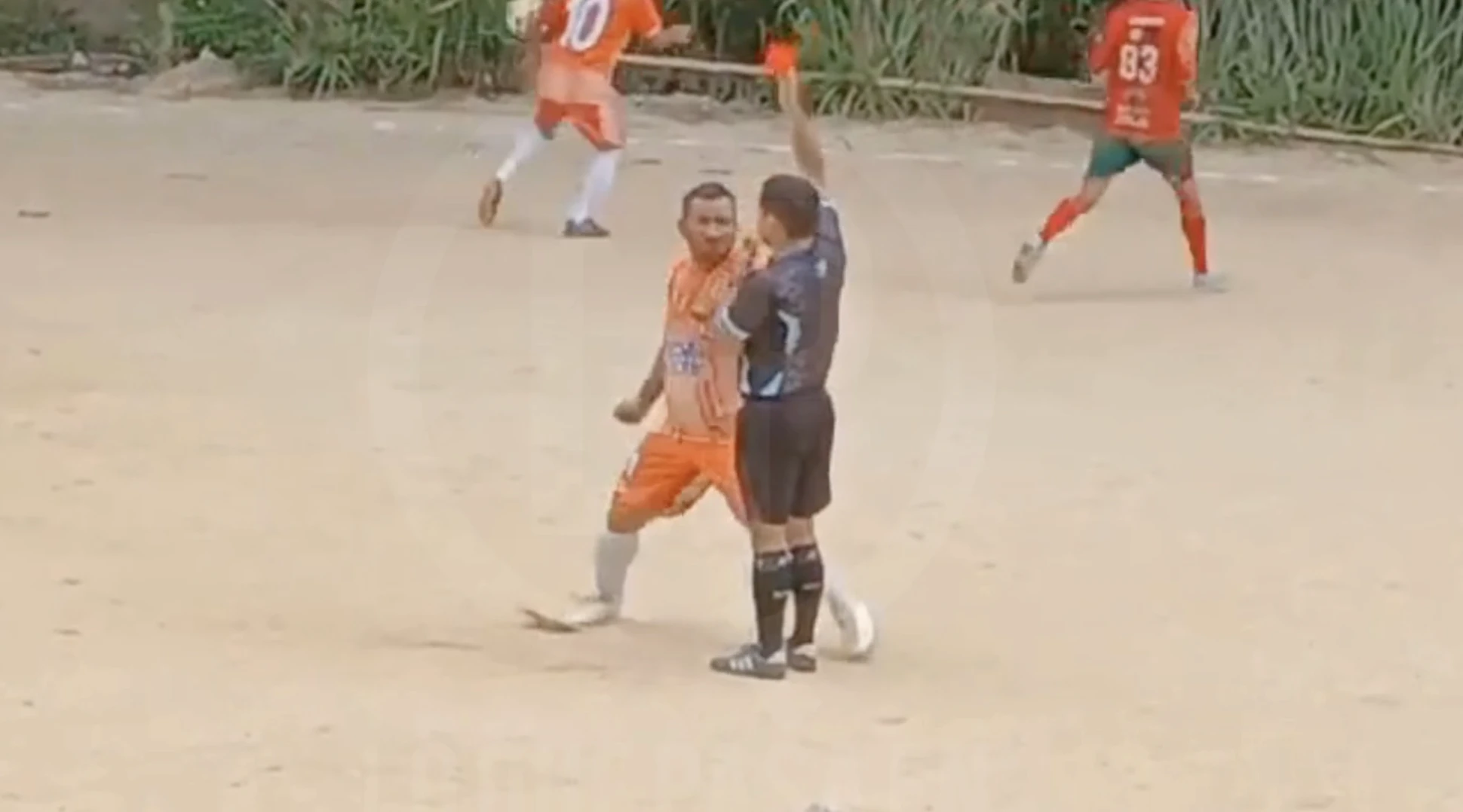 Aberrante agresión a árbitro durante partido de fútbol en Bucaramanga: jugador lo atacó tras recibir tarjeta roja