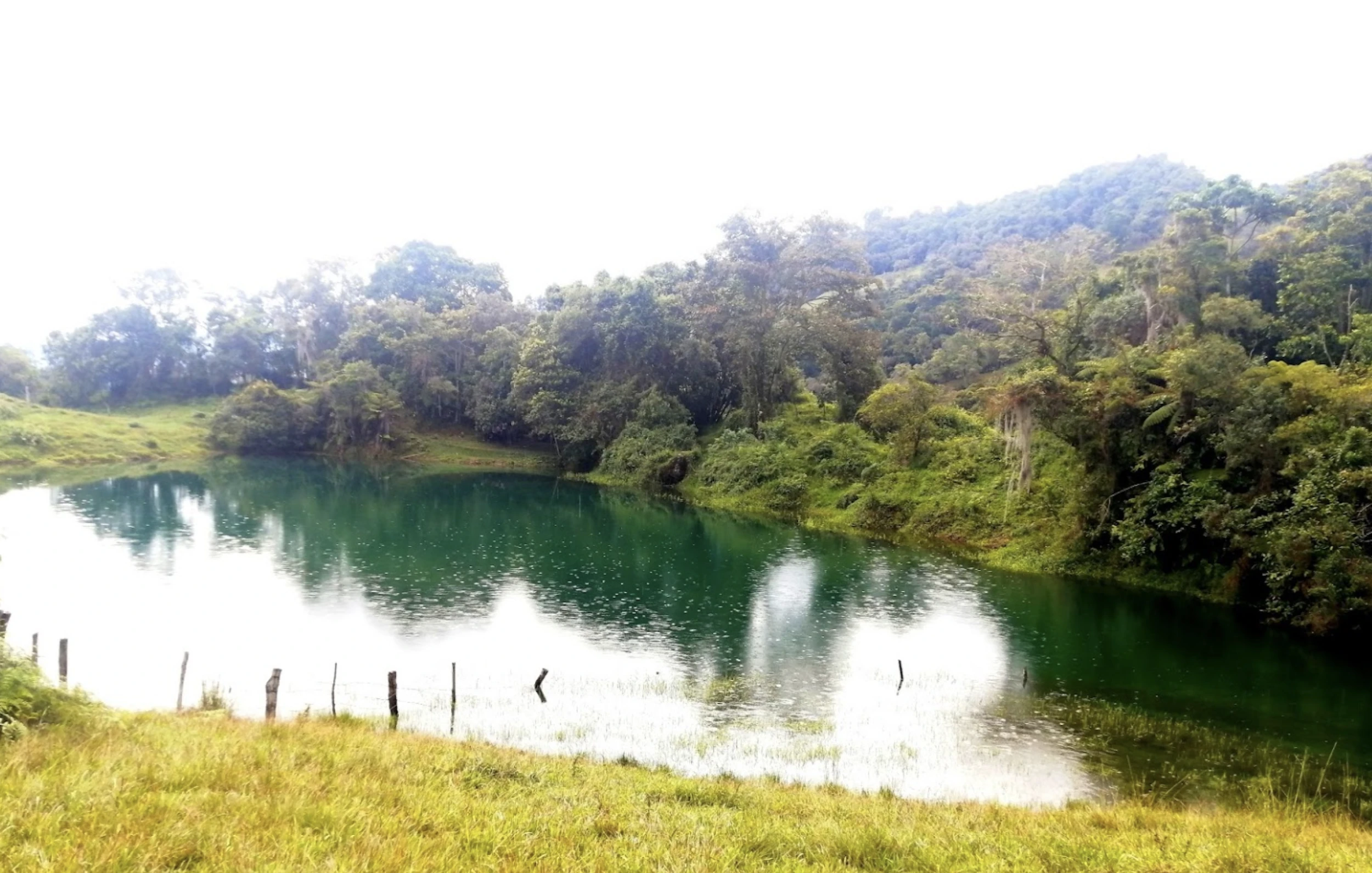 Esto es Santander. Sumérgete en la Belleza de la Laguna Azul: Un Tesoro Escondido en Cincelada - imagen 2