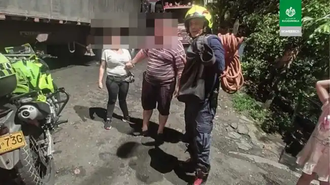 Bomberos evitaron tragedia en Morrorico: rescataron hombre que cayó a desagüe - imagen 2