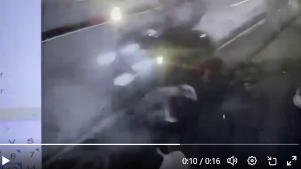 Video: Conductor ebrio arrolló a 6 jóvenes. Uno de ellos se salvó de milagro
