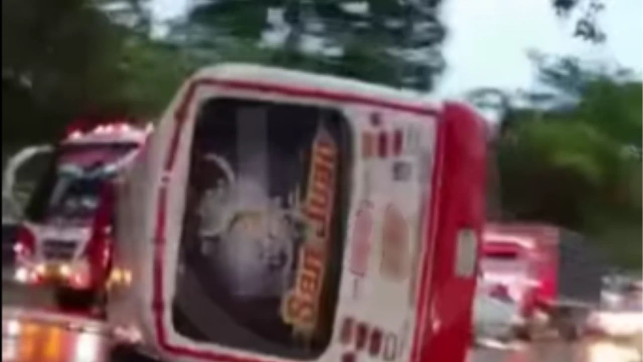 VIDEO: Bus se volcó en el Anillo Vial entre Girón y Floridablanca