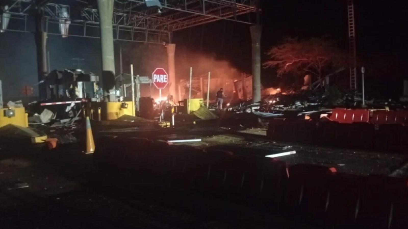 Explosión en peaje dejó dos muertos y varios heridos antes del puente festivo - imagen 2