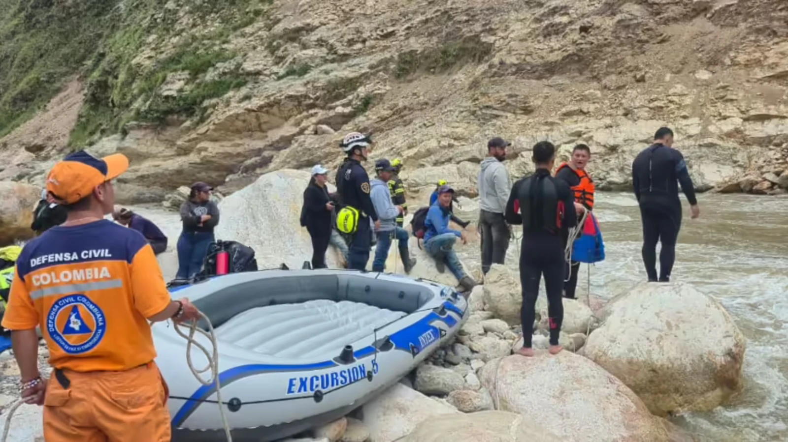 Doble tragedia: bombero fue arrastrado por un río mientras buscaba a niña