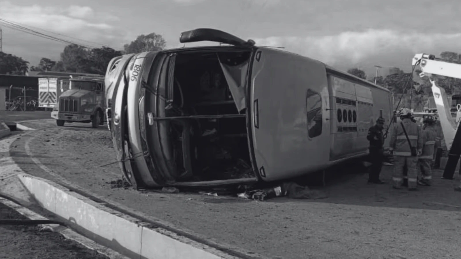 Tres muertos y 15 heridos dejó el volcamiento de un bus