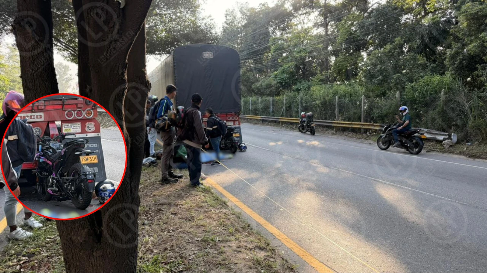 Fabio murió tras colisionar con tractomula varada en el anillo vial; dos mujeres están gravemente heridas