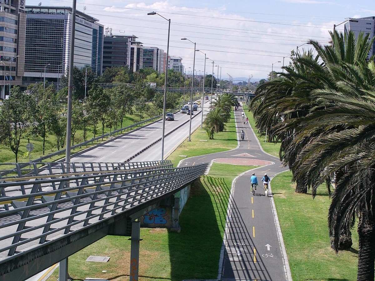 Ciclorruta segregada junto a una avenida