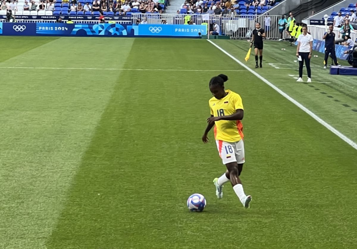 Linda Caicedo con la camiseta de la Selección Colombia en un partido