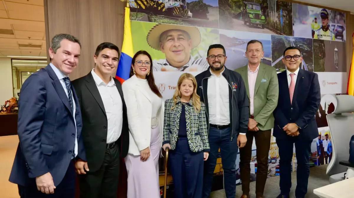 El alcalde de Bucaramanga, Cristian Portilla, y la ministra de Transporte, Elsa Noguera, con funcionarios durante la reunión en el Ministerio de Transporte en Bogotá
