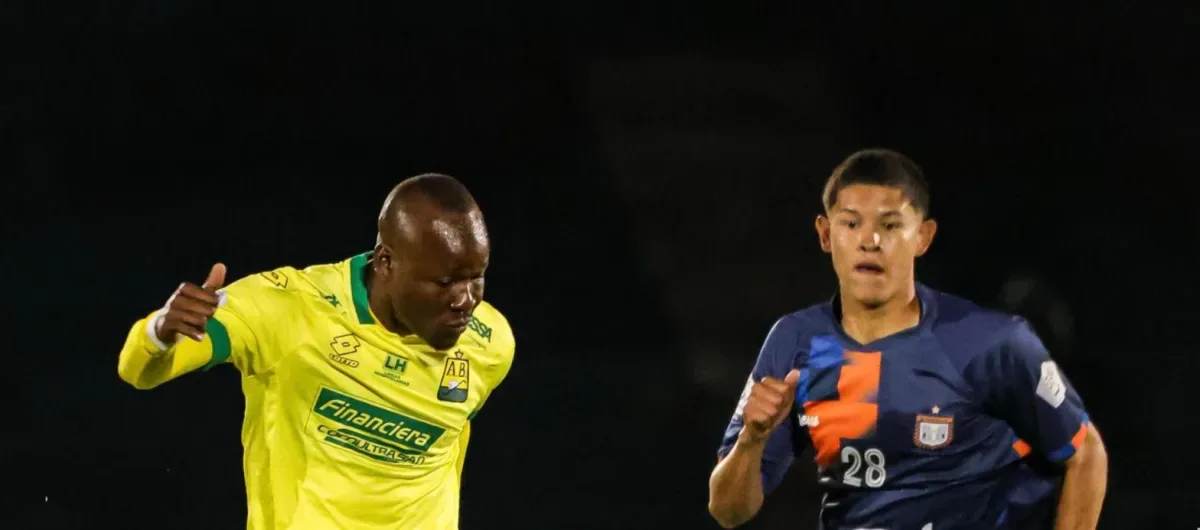 Jugador del Atlético Bucaramanga disputa el balón ante un futbolista de Boyacá Chicó en el estadio La Independencia de Tunja