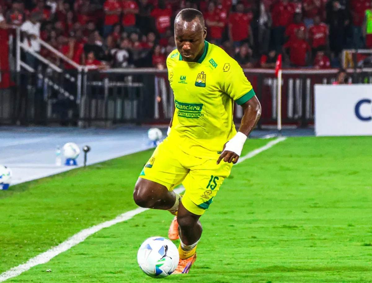 Jugador del Atlético Bucaramanga conduce el balón en un partido frente al América de Cali