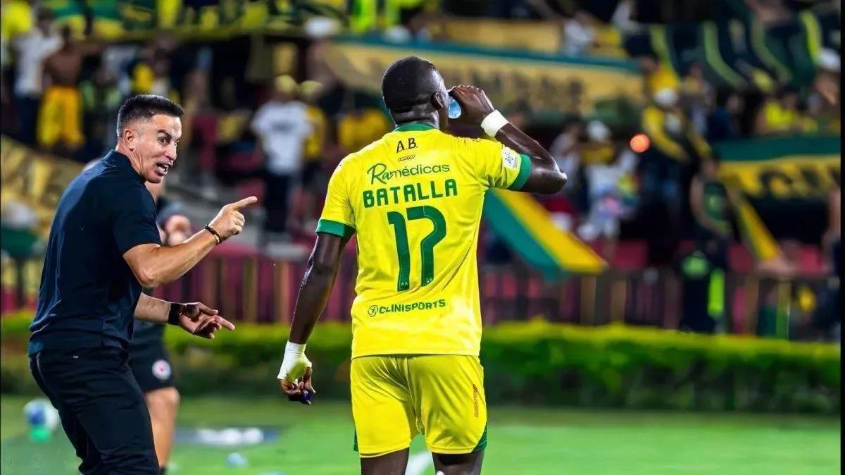Emerson Batalla, delantero del Atlético Bucaramanga, junto al técnico en el estadio Américo Montanini