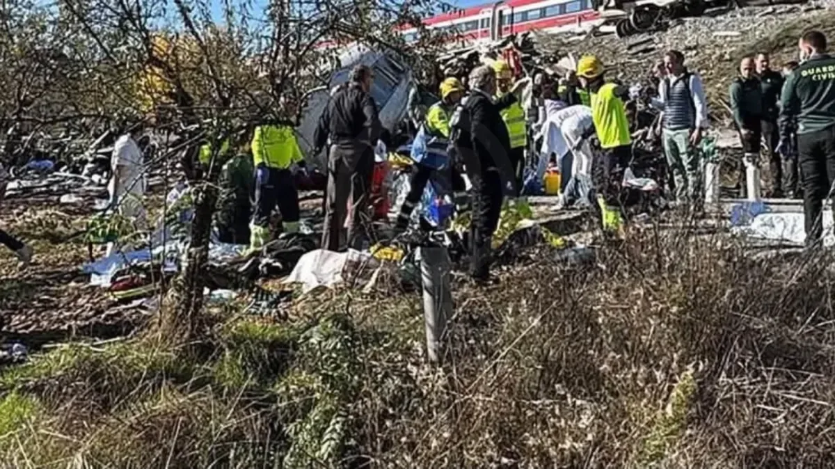 Choque de dos trenes en España deja más de 60 muertos - imagen 2