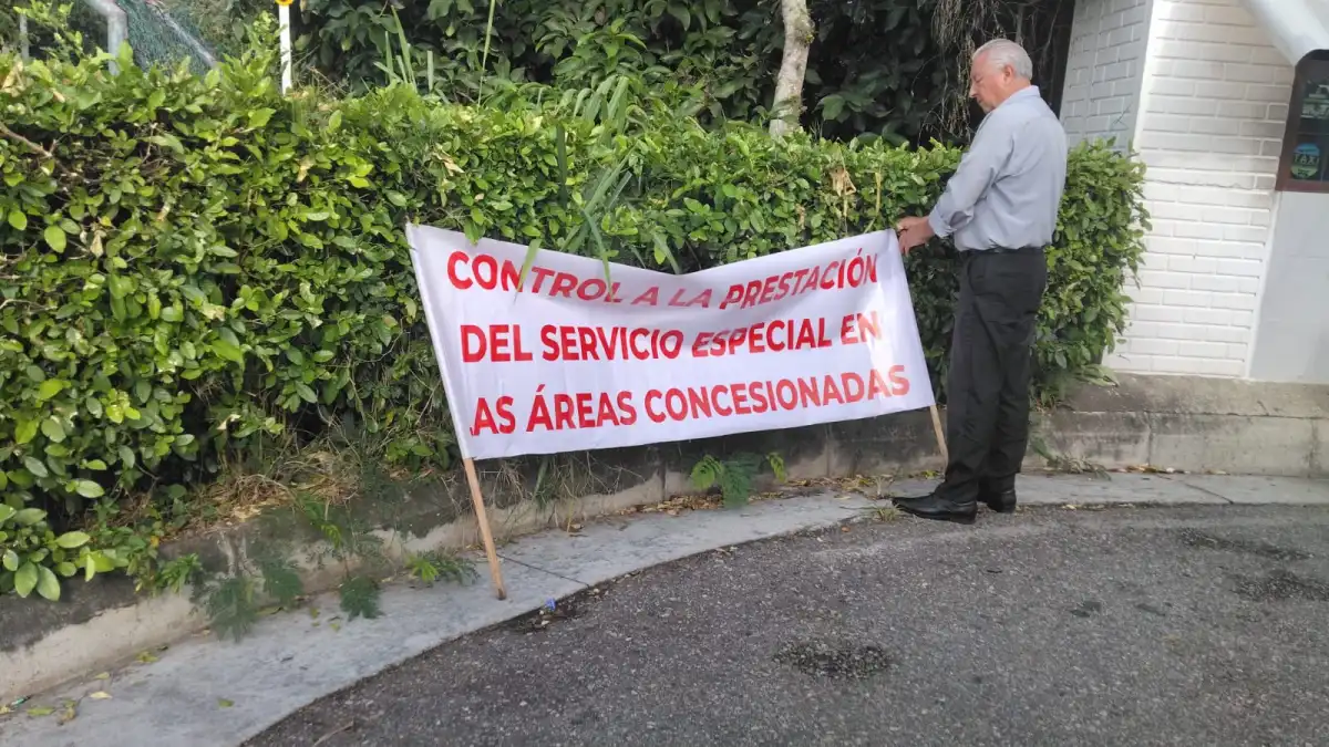 Pancarta con el mensaje Control a la prestación del servicio especial en las áreas concesionadas, en el aeropuerto Palonegro