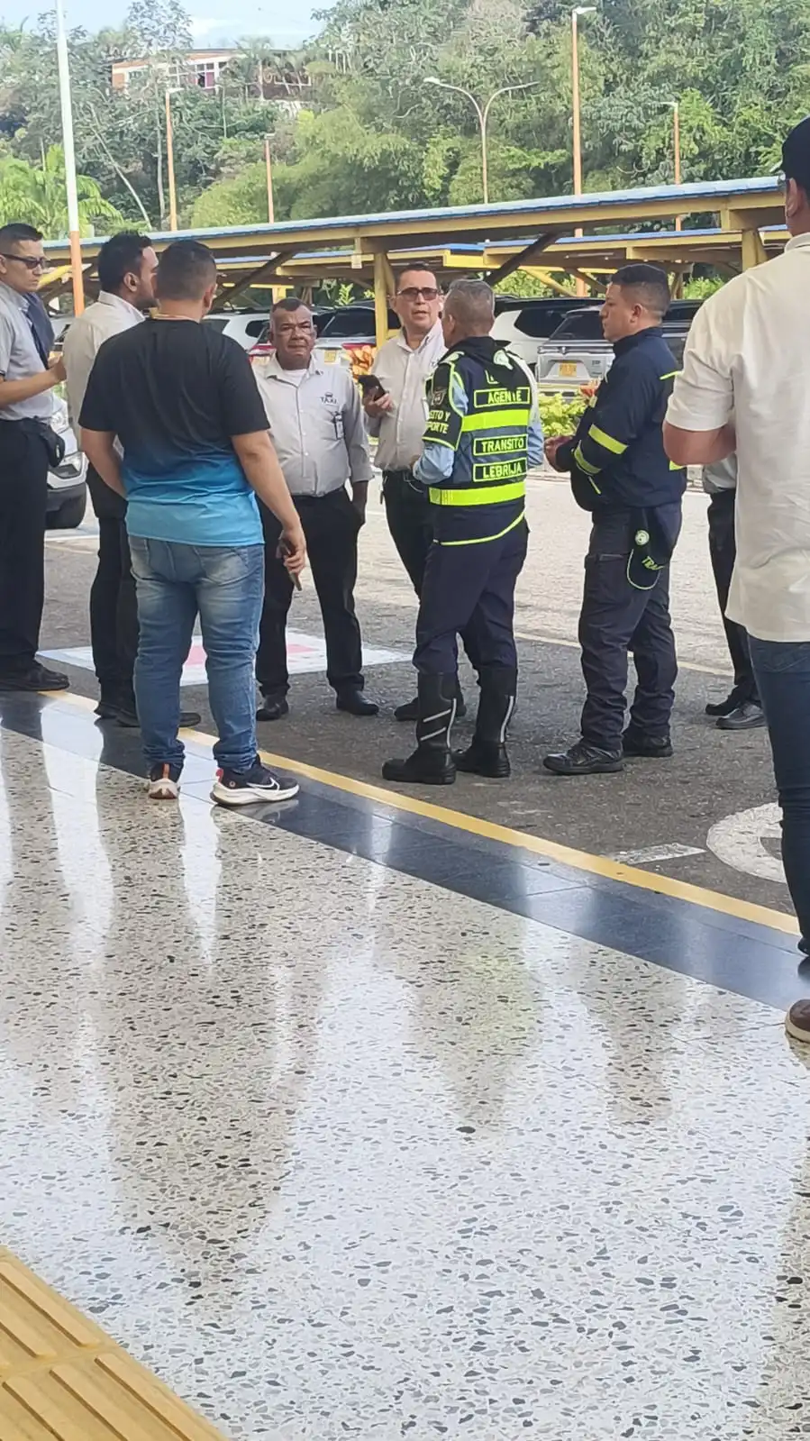 Conductores dialogan con un agente de Tránsito de Lebrija en el aeropuerto Palonegro